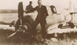 Edmond MARIN LA MESLEE, devant son Curtiss H-75, légèrement endommagé